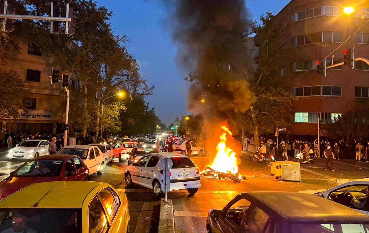 Iran protesti | Šekari je prvi protestnik, ki so ga usmrtili zaradi sodelovanja v protestih po smrti 22-letne Kurdinje Mahse Amini. Ta je septembra umrla v policijskem pridržanju, potem ko jo je aretirala moralna policija, ker naj ne bi pravilno nosila hidžaba. | Foto Reuters