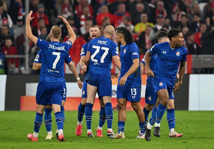 Drugi polčas v Münchnu se je začel po notah zagrebškega Dinama, ki je v nekaj minutah znižal na 2:3, v polno sta zadela Bruno Petković in Takuya Ogiwara, nato je bil Marko Pjaca blizu izenačenju na 3:3. | Foto: Reuters