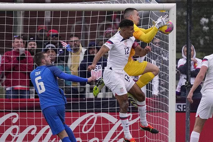 Slovenija je na stadionu Toyota Field, kjer je dvoboj spremljalo devet tisoč gledalcev, med njimi ni manjkalo tudi slovenskih navijačev, zadržala mrežo nedotaknjeno. Tudi s pomočjo Davida Zeca in Igorja Vekića, ki sta prvič nastopila za A-reprezentanco na uradni tekmi. | Foto: Guliverimage