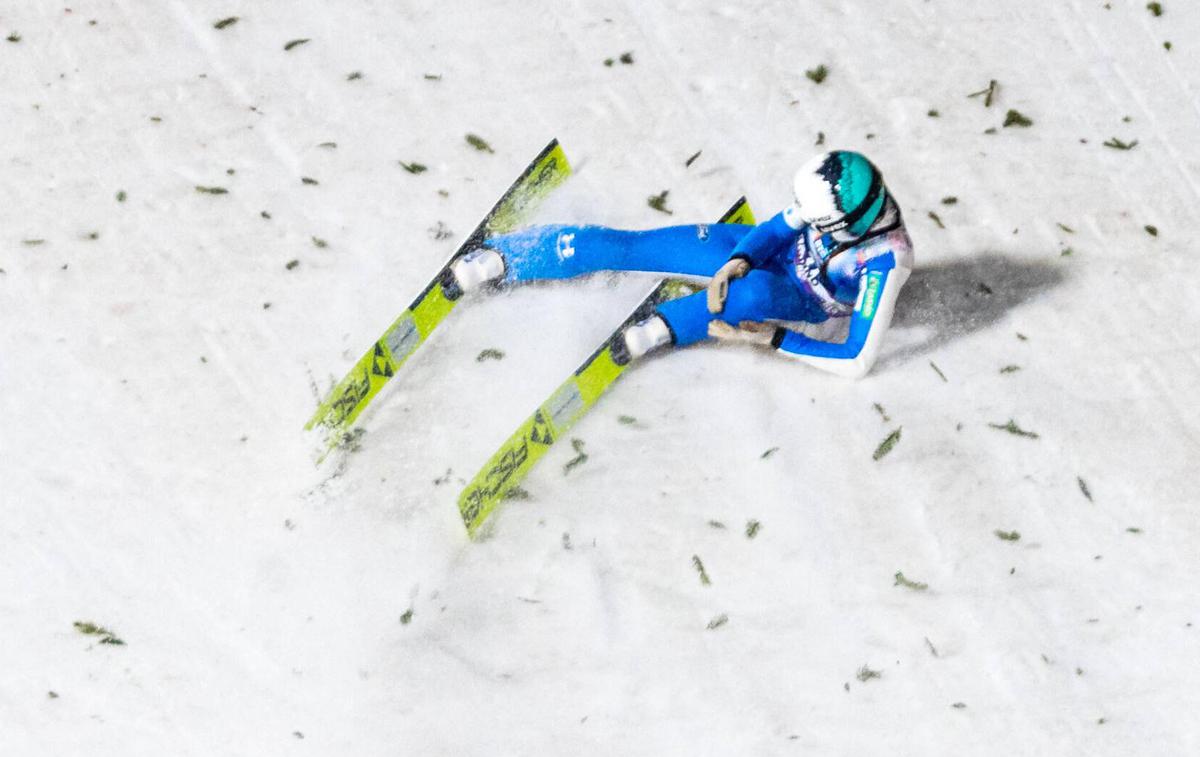 Urša Bogataj padec Ljubno | Urša Bogataj je imela smolo na Ljubnem. Levo koleno ni zdržalo pritiska. Sezona je zanjo končana. | Foto Guliver Image