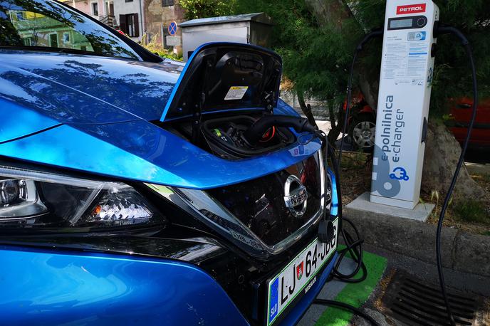 Renault zoe nissan leaf | Nissan je z leafom ostal pri CHAdeMO, Hyundai in Kia sta, kot že rečeno, prevzela evropski CCS, enako je pri modelu 3 (seveda samo za Evropo in ZDA) naredila tudi Tesla. Na drugi strani ostaja CHAdeMO najbolj priljubljen tip priključka na Japonskem. | Foto Gašper Pirman