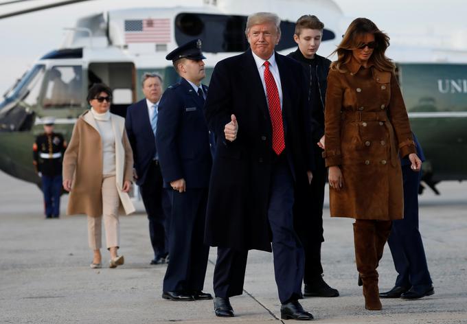 Melania, Barron in njena starša (v ozadju) naj bi se med sabo pogovarjali po slovensko. | Foto: Reuters