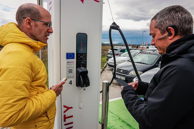 Uporaba polnilnic je vezana predvsem na aplikacije. Postopoma bodo tudi nekateri proizvajalci pri Ionity ponudili polnjenje po načelu "priključi in polni", kakršnega ima že desetletje Tesla. | Foto: PRIMA