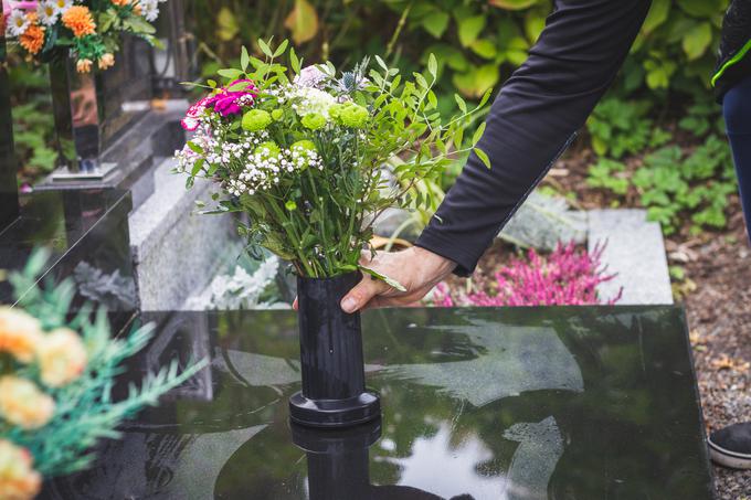 Tatvine na pokopališčih so zelo občutljiv in neetičen problem, ki povzroča neizmerno žalost in jezo svojcem umrlih. Ti že žalujejo za izgubo in se trudijo ohranjati dostojanstvo spomina na svoje bližnje, pravijo v Pogrebnem podjetju Maribor. | Foto: Shutterstock