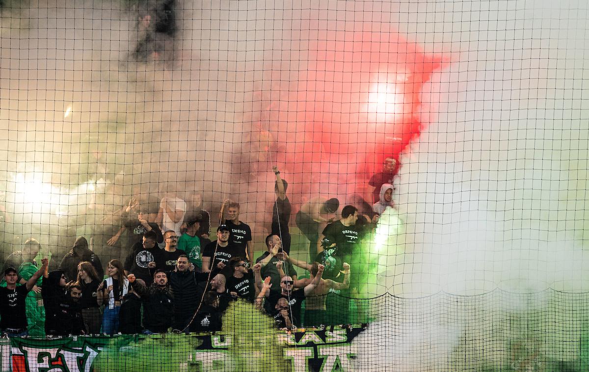 Olimpija Maribor | Navijači Olimpije so na začetku drugega polčasa razvili transparent: "Mitra, po**ijemo se nate!" | Foto Grega Valančič/Sportida