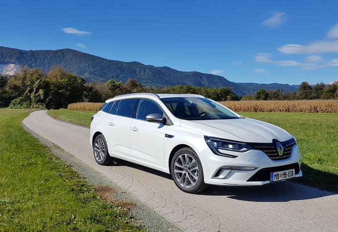 Megane grandtour GT se od običajnih različic razlikuje po izdatno poudarjeni športnosti. Ima drugačne odbijače in masko, na zadku je difuzor (usmerjevalnik zraka na spodnjem delu zadka), sedeži so školjkasti z integriranimi vzglavniki, za volanom se skrivajo "uhlji" za ukazovanje samodejnemu menjalniku EDC, skozi zavoje pomaga Renaultov vrhunski štirikolesni volan 4 control. | Foto: Ciril Komotar