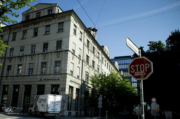 Palača Ljubljanski dvor, ki je bila z dograditvijo južnega trakta v celoti dokončana leta 1925. Leta 1923 so v njej odprli kino-gledališče Ljubljanski dvor. | Foto: Ana Kovač