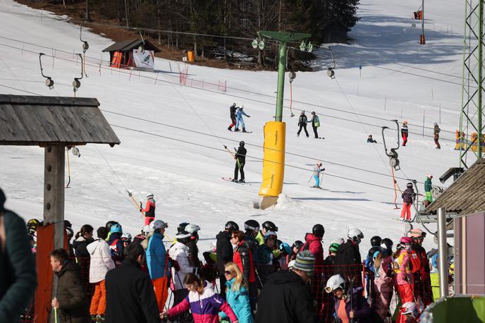 Smučišče Kranjska Gora | V enem dnevu zabeležili več nesreč.  | Foto STA