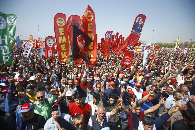 V istanbulski četrti Maltepe pripravili uradne prvomajske prireditve, ki se jih je udeležilo več tisoč ljudi. Podobni shodi so potekali tudi v drugih turških mestih, vključno z Ankaro in Izmirjem.  | Foto: Reuters