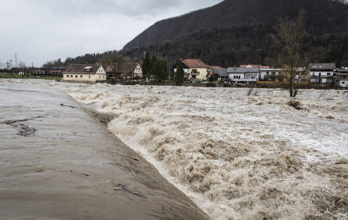 Narasla reka Sava v Tacnu. | Poplave se bodo predvidoma nadaljevale in ponekod v vzhodni polovici države še stopnjevale tudi v soboto. Na območjih z močnejšimi nalivi bo poplavila tudi padavinska in zaledna voda, pričakuje Arso. Fotografija je simbolična in prikazuje naraslo reko Savo v Tacnu leta 2017. | Foto Bojan Puhek