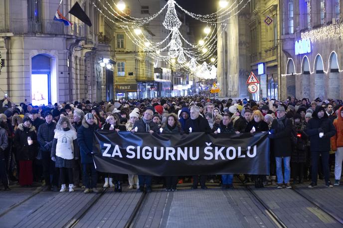 protest v Zagrebu | Shod v Zagrebu so organizirali trije sindikati učiteljev, v pozivu pa so izpostavili, da je varnost na šolah njihov skupni cilj in da je varnost treba povečati. "Vsi moramo imeti isti cilj, to pa so naše varne šole, varni učenci, zaposleni in učitelji. Vse pozivam k enotnosti v tem cilju," je ob pozivu dejala predsednica sindikata hrvaških učiteljev Sanja Šprem.  | Foto Guliverimage