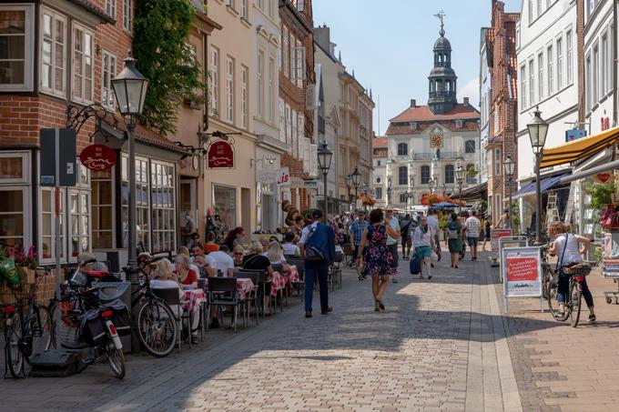 Znanstveniki so odkrili, da so imeli zgodnjesrednjeveški prebivalci Anglije v svojem genetskem naboru 76 odstotkov genetskega porekla, ki je značilen za današnje severnoevropske populacije. Še zlasti obstajajo tesne genetske vezi med Angleži in prebivalci Spodnje Saške. Zgodnjesrednjeveški prebivalci Anglije so imeli v svojem genetskem naboru 86 odstotkov genetskega porekla zgodnjesrednjeveških prebivalcev Spodnje Saške. Glede na to, da so Anglijo v srednjem veku poselili Sasi in Angli (ti so na območju današnje severne Nemčije živeli v soseščini Sasov), ta genetska sorodnost ni presenetljiva. Na fotografiji je spodnjesaško mesto Lüneburg. | Foto: Guliverimage/Vladimir Fedorenko