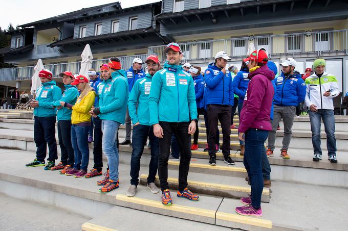 Tokratna predstavitev reprezentanc je potekala na biatlonskem dvorišču na Pokljuki, kjer so pogoste gostje tudi smučarske tekačice. "Včeraj smo bili na Dachsteinu, danes tukaj, jutri spet na Dachstein, veliko smo trenirali tudi v Planici ...," je o dinamičnih pripravah povedala Vesna Fabjan, njena mlajša kolegica Anamarija Lampič pa je dodala: "Komaj čakamo zimo. En mesec bo še precej trdo, potem pa gremo na Finsko na prve tekme." | Foto: Urban Urbanc/Sportida