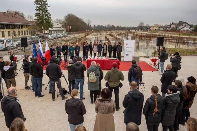 Projekt je razdeljen na dve medsebojno povezani stavbi. Višja stavba v petih etažah bo namenjena prostorom za pedagoško dejavnost in inštitutom, medtem ko bo nižja stavba v dveh etažah namenjena prostorom klinik.  | Foto: Matic Prevc/STA