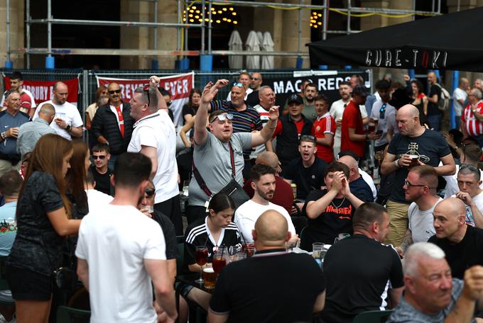 Manchester United v Baskiji spremljamo tudi številni navijači. | Foto: Reuters