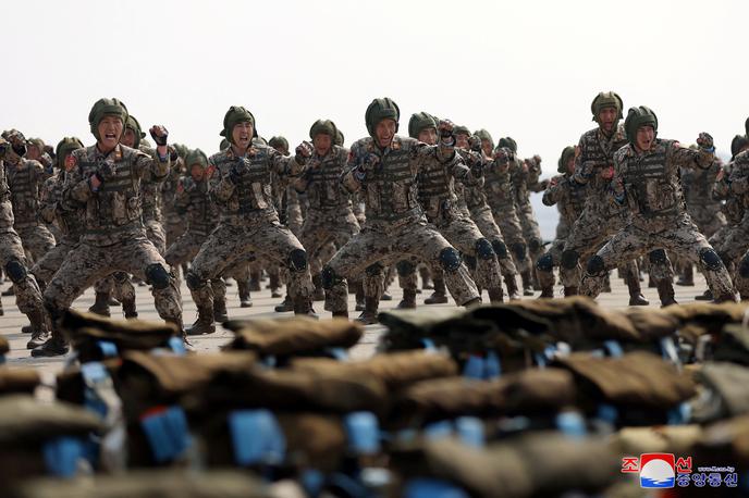 severnokorejski vojaki, vojska, Sverna Koreja | V spopadih je doslej življenje izgubilo 300 severnokorejskih vojakov, približno 2.700 je bilo ranjenih. | Foto Reuters