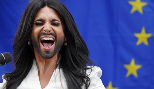 Conchita Wurst med evropskimi poslankami in poslanci