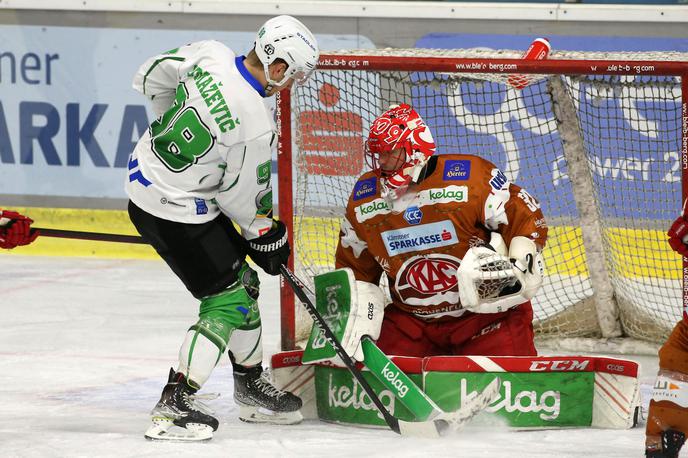 EC KAC HK Olimpija | Blaž Tomaževič je v 8. minuti načel mrežo Celovca. | Foto EC-KAC/Kuess