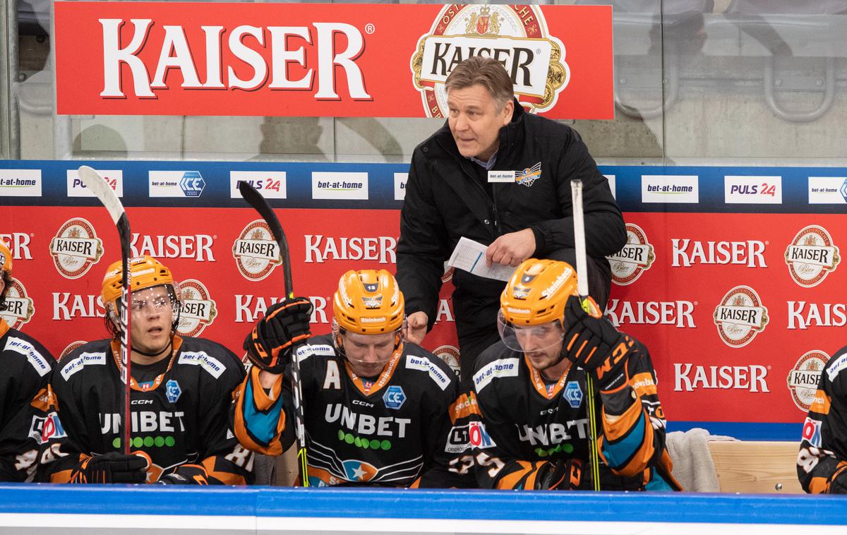 Black Wings Linz HK Olimpija | Olimpija je na gostovanju v Linzu, pri katerem je na trenerski klopi debitiral lanski trener Ljubljančanov Raimo Summanen, izgubila z 1:5. | Foto BWL/Reinhard Eisenbauer