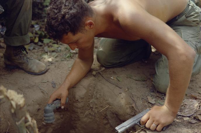 "Tunelska podgana" v Vietnamu | S podobnimi izzivi kot izraelska vojska v Gazi se je morala v vietnamski vojni spopadati tudi ameriška vojska, saj so vietnamski komunistični gverilci (vietkongovci) zgradili omrežje predorov. Na fotografiji je ameriški vojak, t. i. tunelska podgana, pripravljen na spust v ozek predor, ki so ga zgradili vietkongovci. | Foto Wikimedia Commons