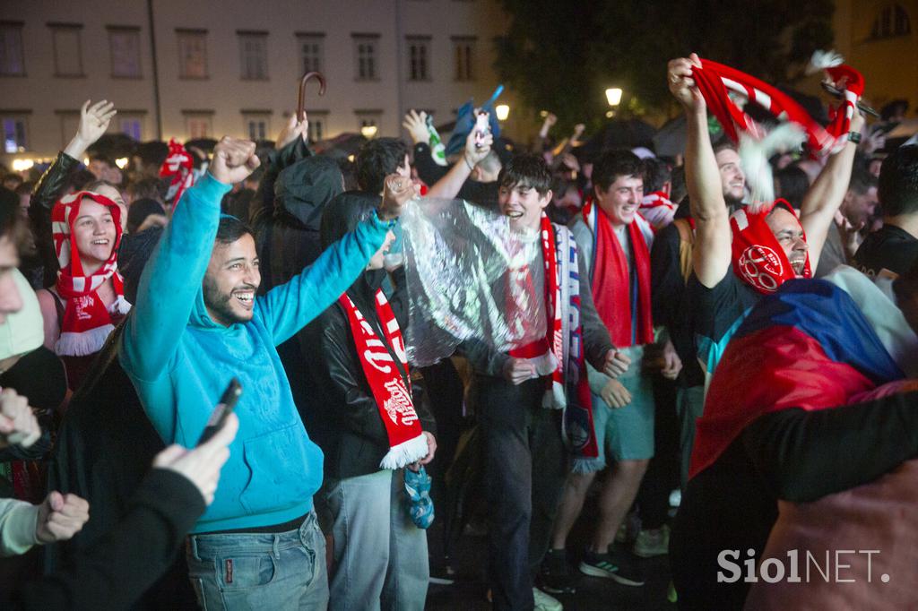 Spremljanje nogometne tekme Slovenija - Portugalska na POgačarjevem trgu v Ljubljani.