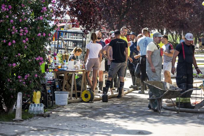 Poplave | ​ "Številne občine so majhne, zato mnoge niti nimajo več dovolj primernih zemljišč za gradnjo. V želji ustreči so vseeno spreminjale občinske prostorske dokumente in poplavno ogrožena območja spreminjala v zazidljiva zemljišča. Odgovornost zdaj nosijo tako občine, ki so omogočale te spremembe, kot država oziroma ministrstvo in druge institucije ter organi, ki dajo soglasje k spremembam prostorskih dokumentov," pravi Vladimir Prebilič.  | Foto Ana Kovač