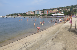 Reševalcu iz vode, ki je na portoroški plaži posilil 17-letnico, zvišali kazen