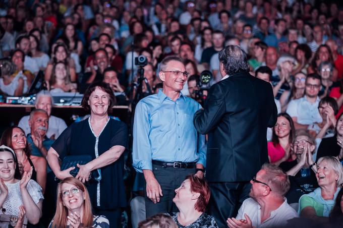 Kot koncert je popoln tudi Gregor Ravnik, kar je nekajkrat med koncertom s težkim srcem – v šali – priznal voditelj večera Marjan Bunič, ki je celoten večer iskal Gregorjeve pomanjkljivosti. (V družbi staršev Gregorja Ravnika: Hedvike in Fredija Ravnika.) | Foto: Boštjan Podlogar