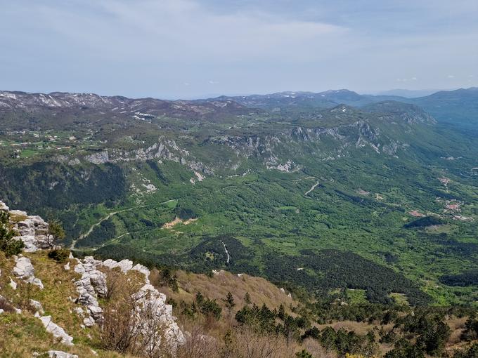 Tik pred kočo na Čavnu se odpre pogled nazaj na celoten rob Gore. | Foto: Matej Podgoršek