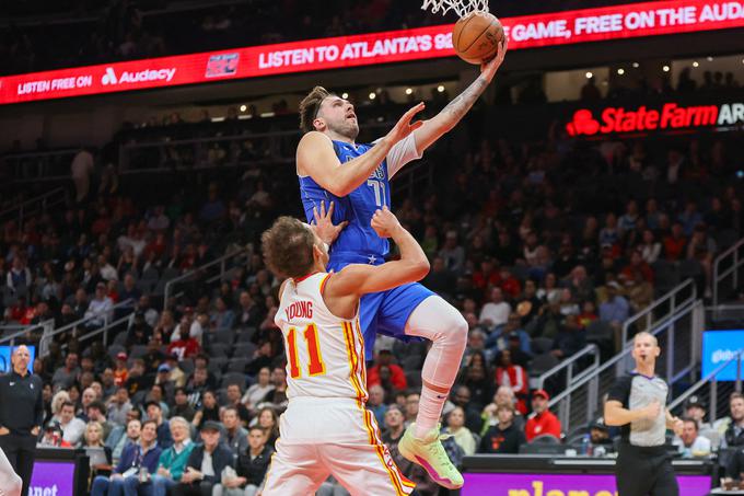 Luka Dončić je v prvi četrtini dosegel 18, v drugi 23, v tretji 16, v zadnji pa znova 16 točk. Skupno? Kar 73! Po tekmi mu je za izjemen dosežek kot prvi čestital Trae Young, ki je bil sicer s 30 točkami prvi strelec Atlante. V drugem polčasu je občinstvo v Atlanti Dončiću po doseženih koših, ki jih ni manjkalo, večkrat namenilo aplavz. | Foto: Reuters