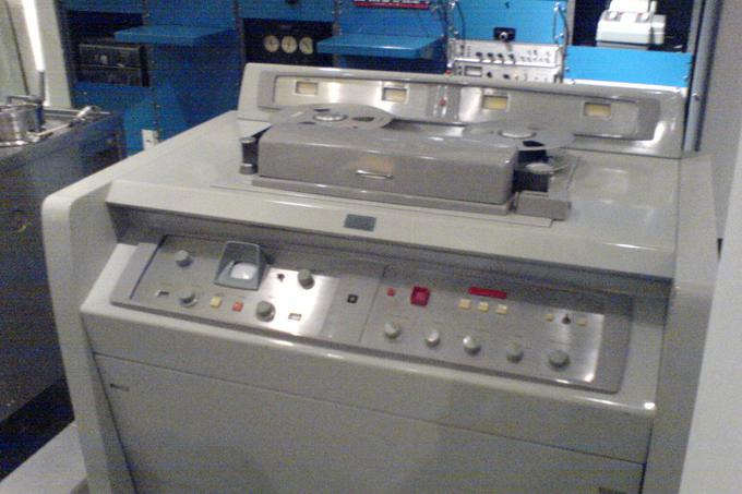 Ampex VR-1000, prva komercialno uspešna naprava za snemanje videoposnetkov in zvoka na magnetni trak.  | Foto: Thomas Hilmes/Wikimedia Commons