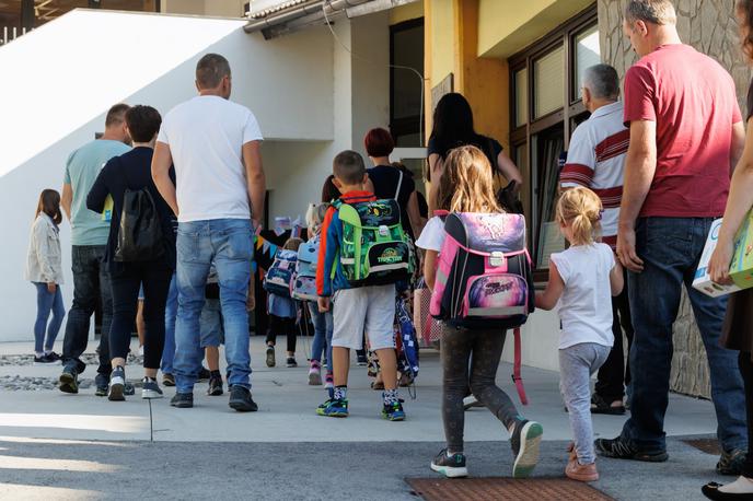 šolarji | Starši prvošolcev lahko koristijo izredni dopust. Gre za prost dan, ki ga delodajalec delavcu odmeri, če ta zanj zaprosi in predloži dokazilo, da gre njegov otrok v prvi razred. | Foto STA