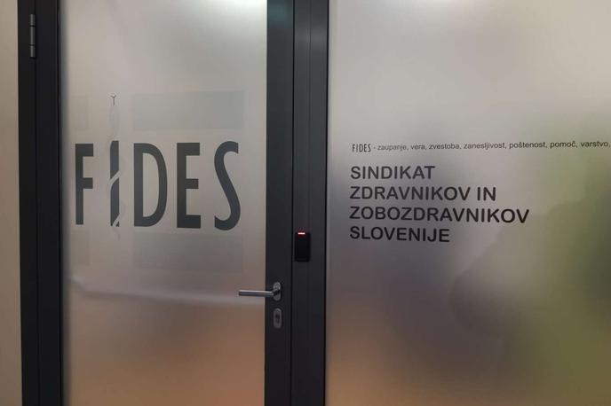 Fides, stavka | Stavka sindikata Fides se je začela 15. januarja in je že pred časom postala najdaljša stavka slovenskih zdravnikov. V sindikatu so ob napovedi stavke decembra med drugim izrazili željo po sklenitvi dveh aneksov h kolektivni pogodbi za zdravnike in zobozdravnike, v katerih bi določili karierno pot zdravnika in odpravo plačnih nesorazmerij z dvigom plač starejšim zdravnikom. | Foto STA