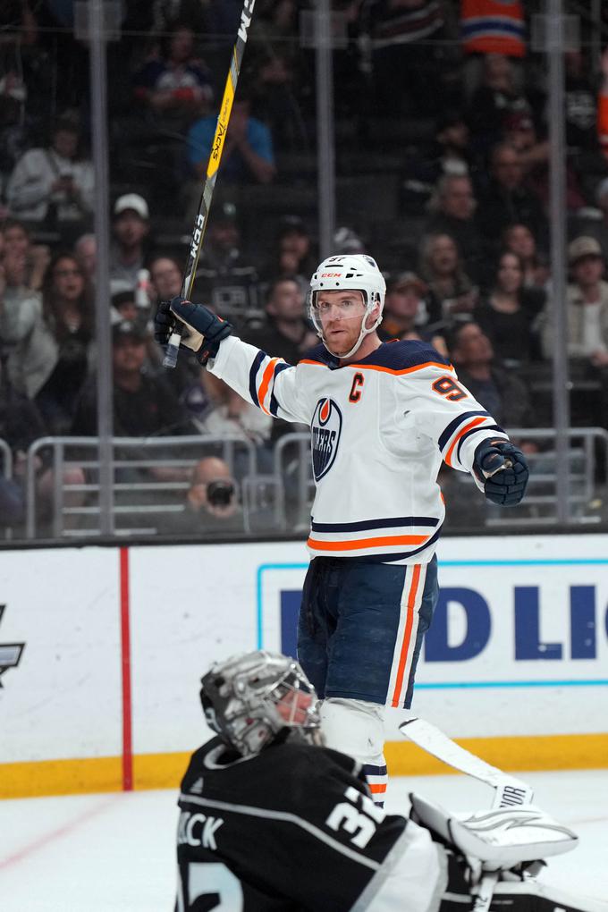 Connor McDavid je s svojim 42. golom postavil osebni mejnik v karieri in postal sedmi igralec v zgodovini lige NHL, ki je zabeležil vsaj točko na vsaki od 15 tekem v nizu. | Foto: Guliverimage/Vladimir Fedorenko