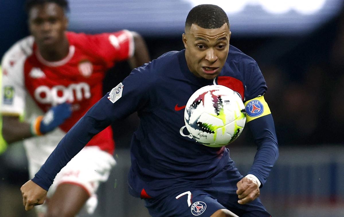 PSG Monaco Kylian Mbappe | Kylian Mbappe je ob koncu prvega polčasa z bele točke zadel za vodstvo Parižanov z 2:1. | Foto Reuters