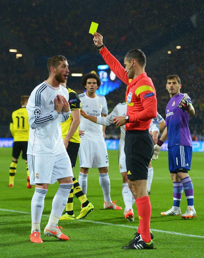 Kapetan Reala Sergio Ramos v "pogovoru" s slovenskim sodnikom, ko so beli baletniki pred tremi leti izgubili v Dortmundu. | Foto: Guliverimage/Getty Images