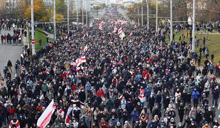 Na tisoče Belorusov znova protestiralo proti Lukašenku