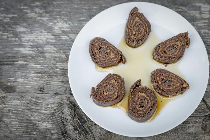 Priprava veganskih brezglutenskih ajdovih štrukljev je preprosta. Metka za testo uporabi ajdovo moko in vodo, nadev pa pripravi iz kokosovega mleka oziroma jogurta, datljev, ki jih namoči in umeša v maso, doda pa še orehe. Pa dober tek!  | Foto: Ana Kovač