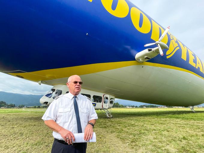 Fritz Guenther je izkušen pilot, ki je letel praktično povsod. V Afriki je s pomočjo manjšega cepelina iskal diamante, opravil prevoz cepelina na Japonsko in letel tudi na severnem tečaju. | Foto: Gašper Pirman