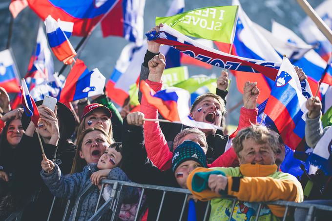 Haploskupinam, ki sta najbolj značilni za slovansko govoreče narode, R1a-Z282 in I2a1b-L621, v Sloveniji pripada polovica moških. To morda nakazuje približen delež "slovanskih" genov v genetskem naboru oziroma skladu današnje slovenske populacije. A nekateri naši slovanski predniki, ki so prišli v zgodnjem srednjem veku na območje današnje Slovenije oziroma na območje vzhodnih Alp, so najverjetneje pripadali tudi nekaterim drugim haploskupinam. Slovansko genetsko poreklo v današnji slovenski populaciji lahko torej presega delež, ki ga imajo v Sloveniji pripadniki "slovanskih" Y-haploskupin R1a-Z282 (ta se deli naprej na R1a-Z280 in R1a-M458) in I2a1b-L621. Upoštevati pa je seveda tudi treba, da je slovansko genetsko poreklo prišlo na današnje slovensko ozemlje tudi s slovanskimi ženskami. Slovanski predniki Slovencev so v času naselitve današnjega slovenskega ozemlja govorili praslovanščino, jezik, iz katerega se je pozneje razvila slovenščina.  | Foto: Grega Valančič/Sportida