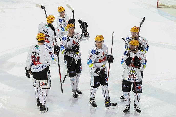 Jan Urbas Fischtown Pinguins | Fischtown Pinguins, katerega člani so Jan Urbas, Miha Verlič in Žiga Jeglič, v četrtfinalni seriji na tri zmage izgubljajo z 0:2. | Foto Guliverimage