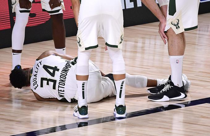 Giannis Antetokounmpo je po poškodbi stisnil zobe, a se je v drugi četrtini znova poškodoval | Foto: Getty Images