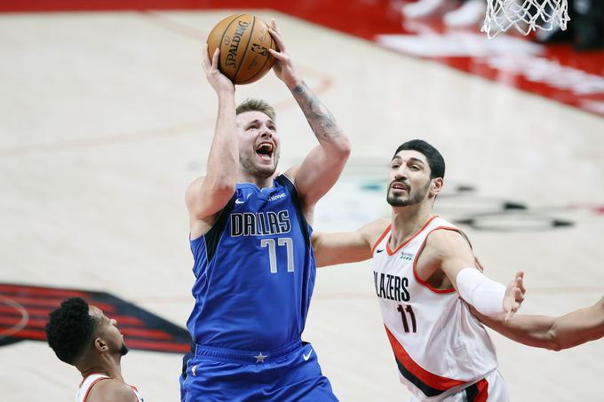 Luka Dončić ostaja v stiku s slovenskimi reprezentanti. | Foto: Reuters