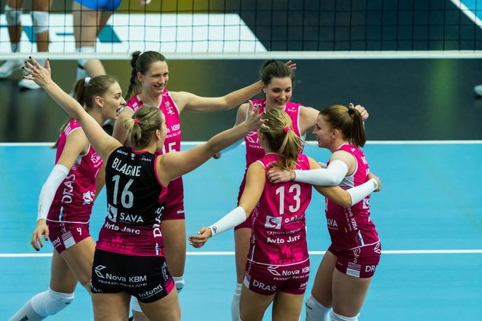 Nova KBM Branik | Odbojkarice Nove KBM Branik so slavile s 3:2 v nizih. | Foto Tine Strosar