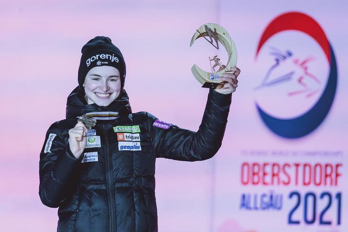 V Oberstdorfu se je ob ekipnem bronu razveselila tudi bronaste medalje na posamični tekmi. | Foto: Sportida