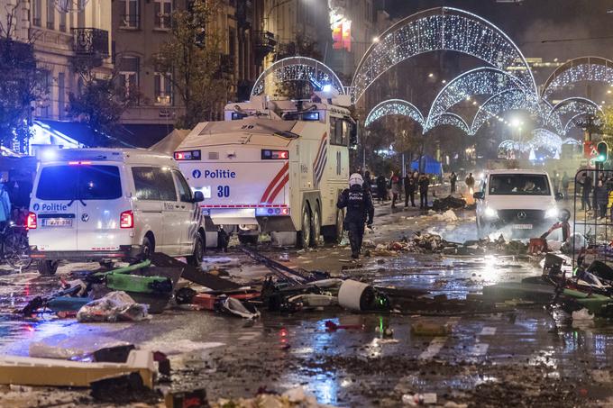 Po zmagi Maroka nad Belgijo so na belgijske ulice prišli navdušeni navijači maroškega rodu. Veselje se je sprevrglo v izgrede, ki jih je policija poskušala umiriti tudi s solzivcem. Na fotografiji vidimo razdejanje po izgredih maroških navijačev v Bruslju. | Foto: Guliverimage/Vladimir Fedorenko