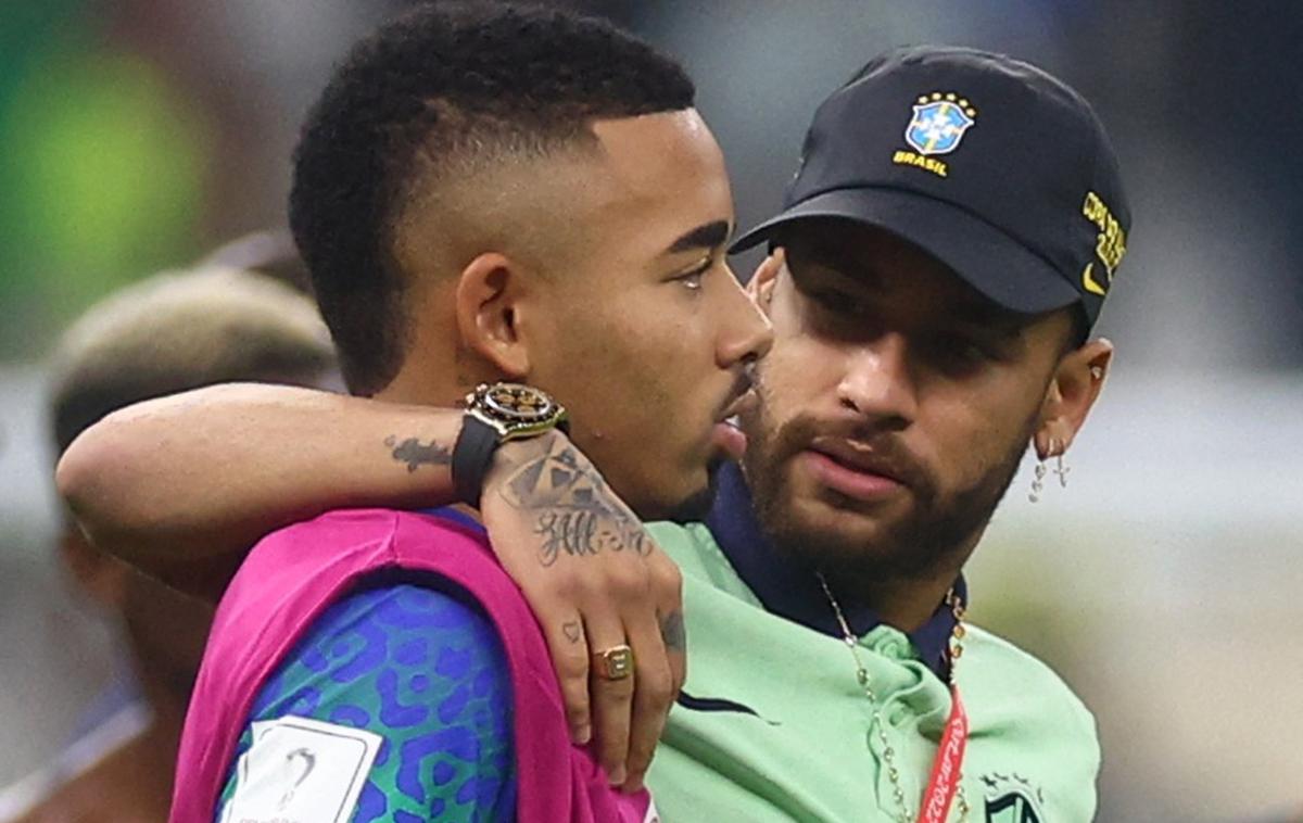 Gabriel Jesus Neymar | Neymar (desno) je tako po tekmi s Kamerunom tolažil Gabriela Jesusa, za katerega je zaradi poškodbe desnega kolena že konec SP 2022. | Foto Reuters