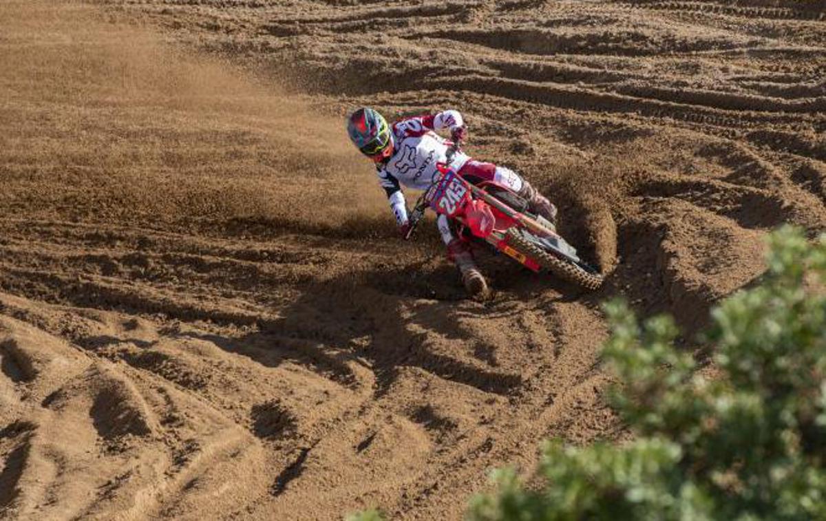 Gajser Sardinija 2021 | Lani je bil Tim Gajser na Sardiniji 12., a je dirkal le teden dni po zlomu ključnice. | Foto Honda Racing/ShotbyBavo