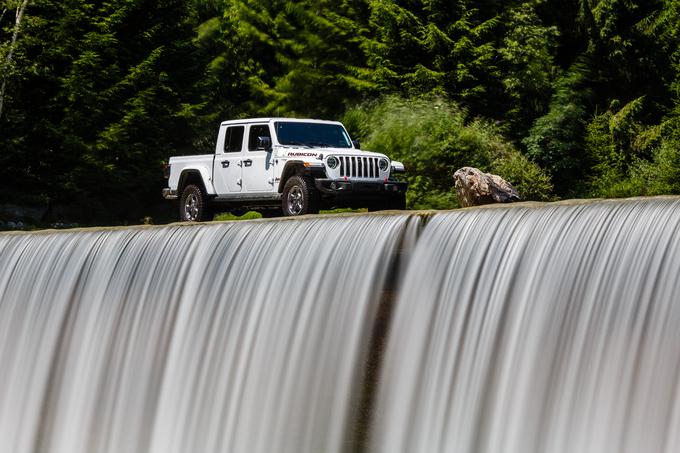 Z 28-centimetrsko oddaljenostjo od tal si lahko gladiator marsikaj privošči.
 | Foto: Aleš Črnivec in Jeep