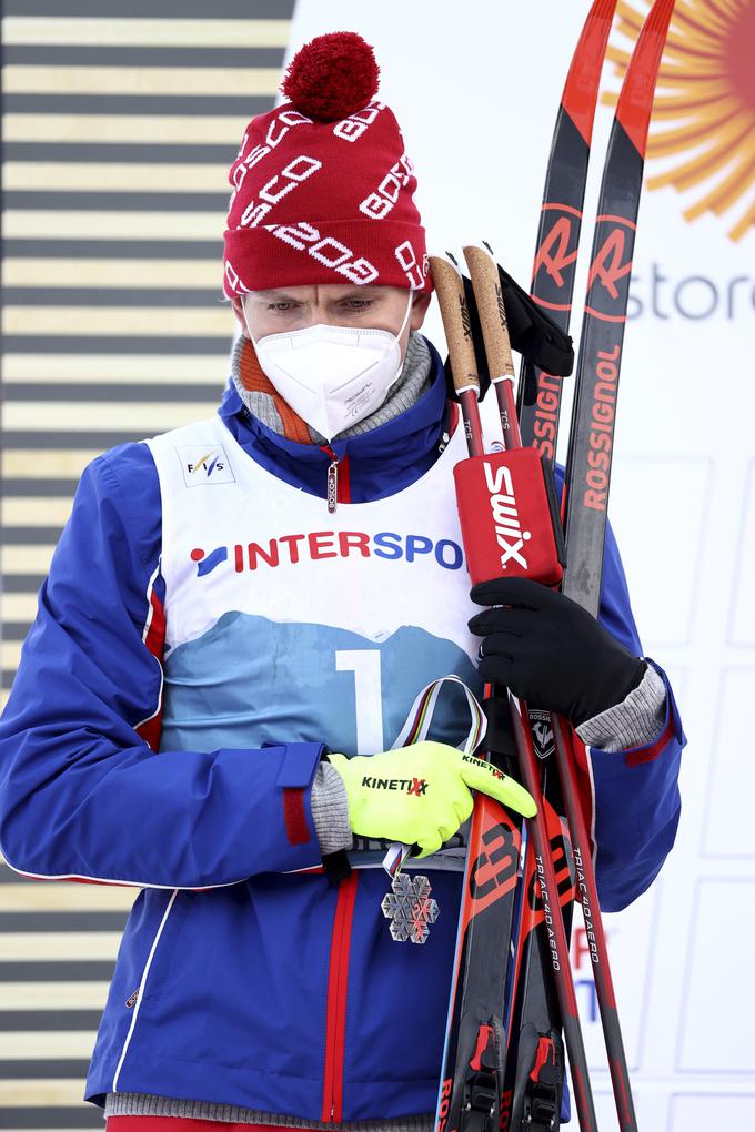 Aleksander Boljšunov je v znak protesta medaljo držal v rokah. | Foto: Guliverimage/Vladimir Fedorenko